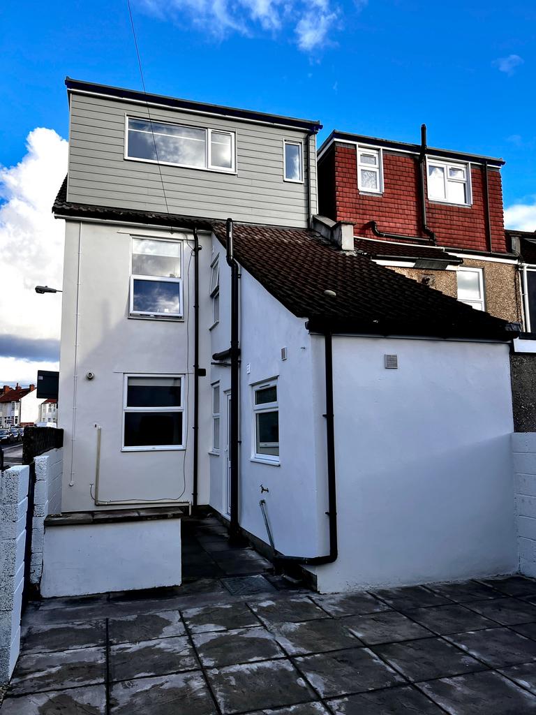 Charming exterior view of a well-maintained pro...