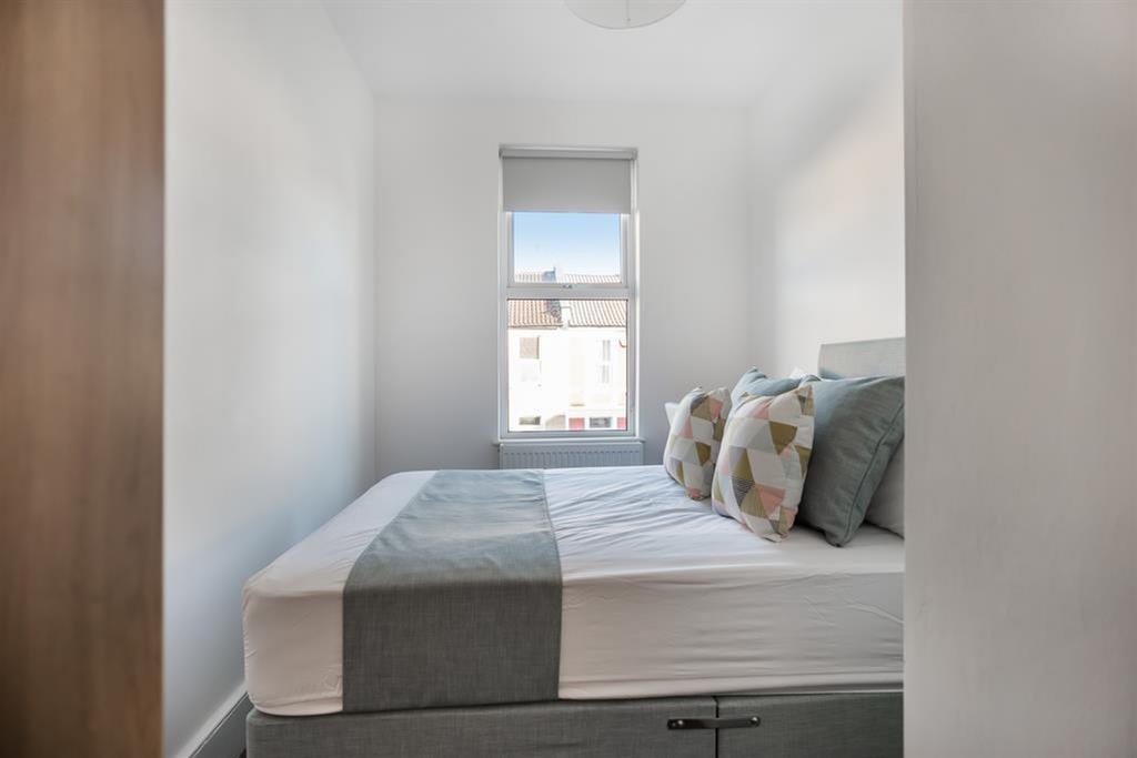 This charming double bedroom features a comfort...