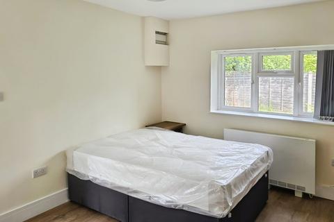 Studio to rent, Morris Crescent, Cowley