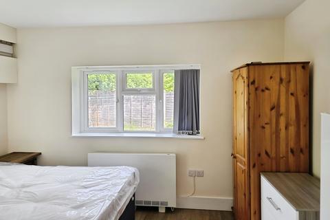 Studio to rent, Morris Crescent, Cowley