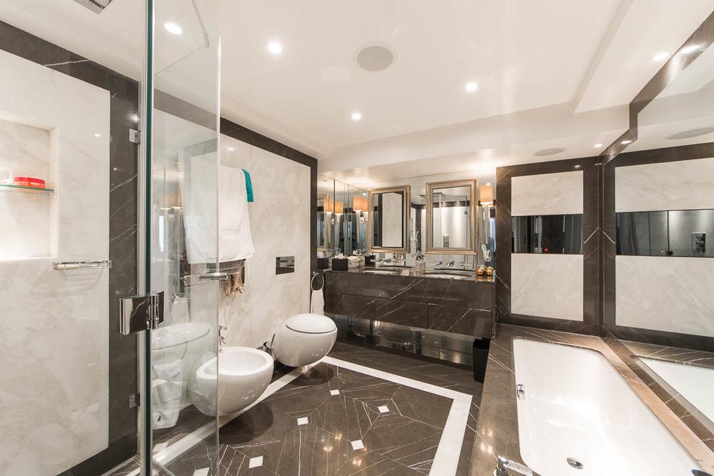 En-suite bathroom master bedroom