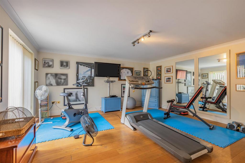 8643048-interior16.jpg