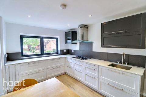 3 bedroom townhouse for sale, Avon Way, South Woodford
