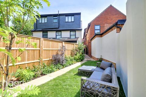 3 bedroom townhouse for sale, Avon Way, South Woodford