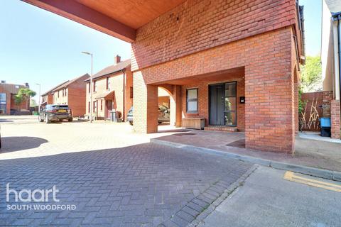 3 bedroom townhouse for sale, Avon Way, South Woodford