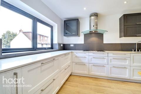 3 bedroom townhouse for sale, Avon Way, South Woodford