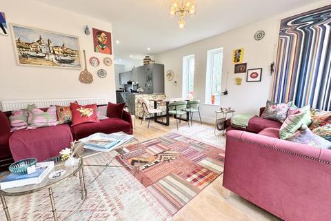 4 bedroom semi-detached house for sale, THE CURVE, WELHOLME AVENUE, GRIMSBY