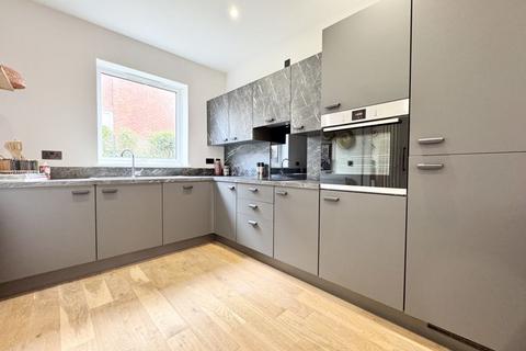 4 bedroom semi-detached house for sale, THE CURVE, WELHOLME AVENUE, GRIMSBY