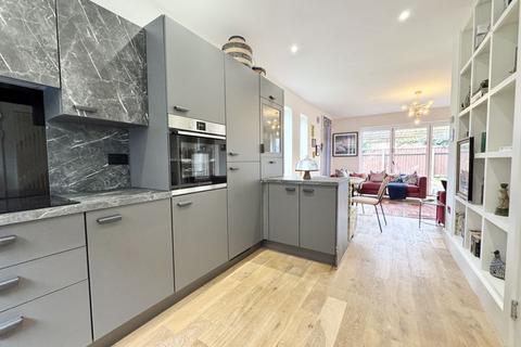 4 bedroom semi-detached house for sale, THE CURVE, WELHOLME AVENUE, GRIMSBY