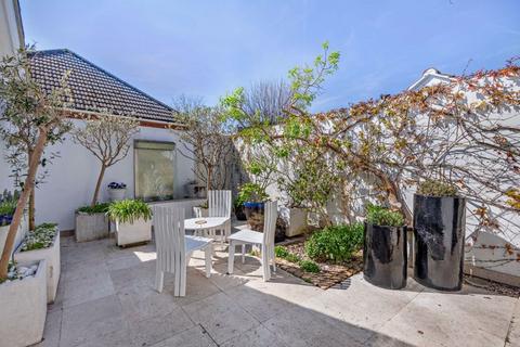 3 bedroom detached house for sale, Bracken Path, Epsom
