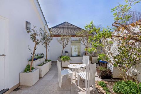 3 bedroom detached house for sale, Bracken Path, Epsom