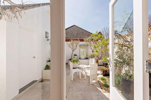 66 Bracken Path, Epsom, KT18 7SZ
