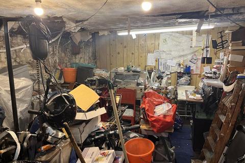 Shop for sale, SMALL FREEHOLD SHOP FOR SALE