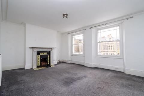 3 bedroom apartment to rent, The Triangle, Clevedon