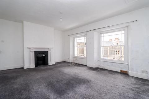 3 bedroom apartment to rent, The Triangle, Clevedon