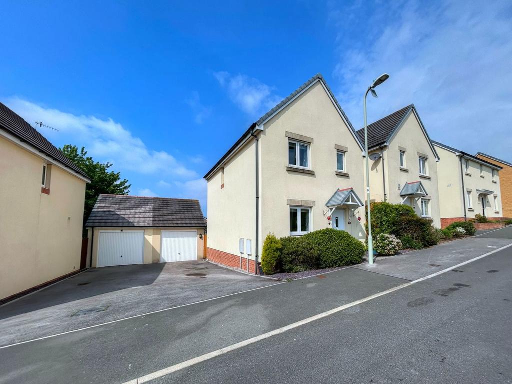 Cilgant Y Lein, Bridgend CF33 3 bed detached house - £250,000