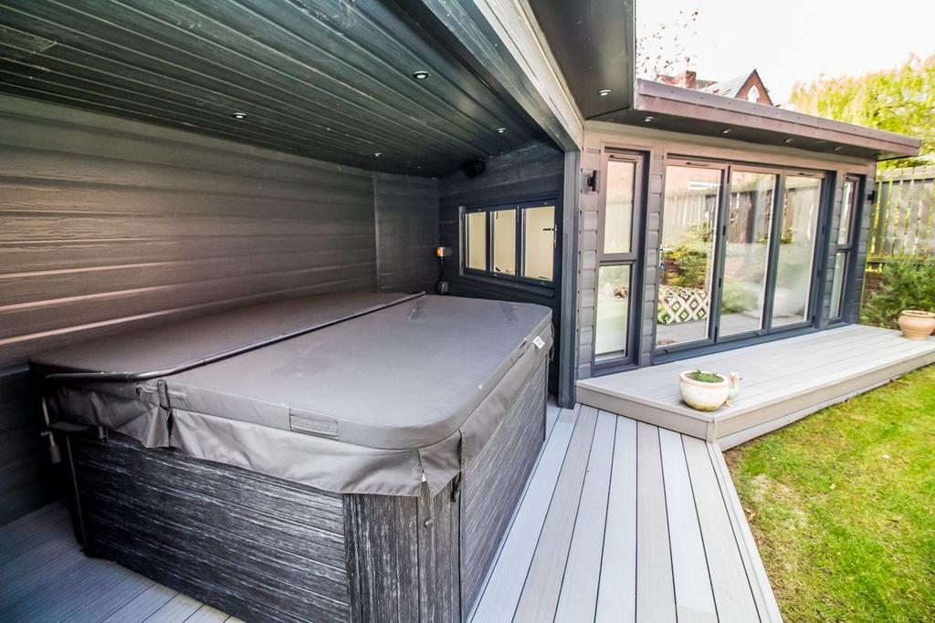 Hot Tub &amp; Summerhouse