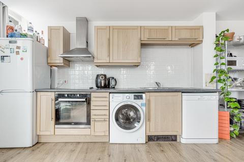 2 bedroom flat to rent, Courtenay House, London SW2