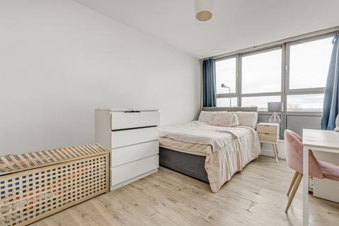 2 bedroom flat to rent, Courtenay House, London SW2