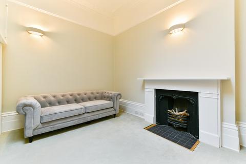 Studio to rent, Inverness Terrace, W2