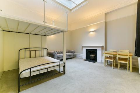 Studio to rent, Inverness Terrace, W2