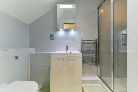 Studio to rent, Inverness Terrace, W2