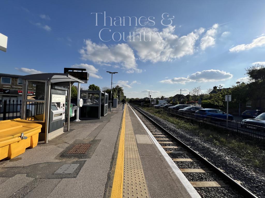 Train stop maidenhead bound