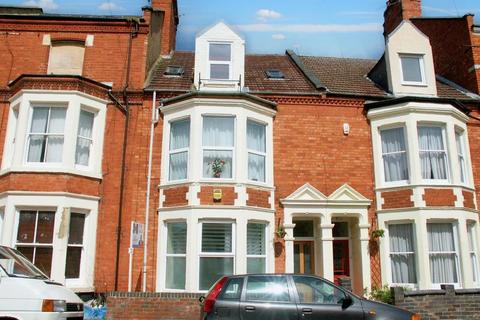 2 bedroom flat to rent, Colwyn Road, The Mounts