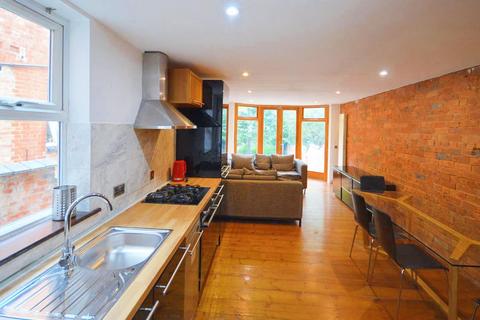 2 bedroom flat to rent, Colwyn Road, The Mounts