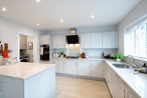 4 bedroom detached house for sale, Kempshott Hill, Kempshott, Basingstoke