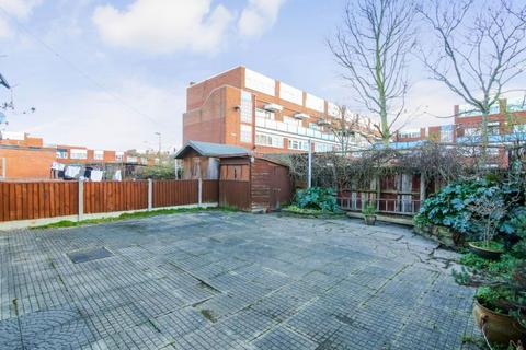 3 bedroom terraced house to rent, London E16