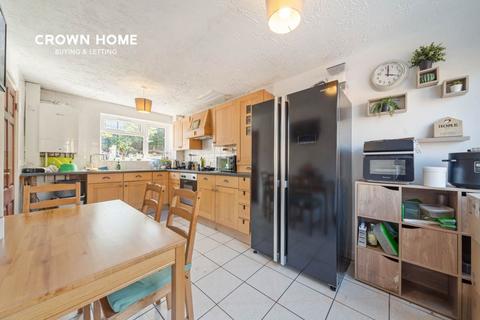 3 bedroom terraced house to rent, London E16