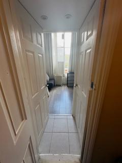 Studio to rent, Leinster Square, London W2