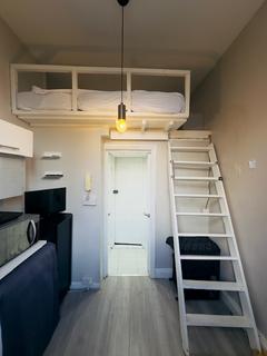 Studio to rent, Leinster Square, London W2