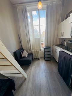 Studio to rent, Leinster Square, London W2