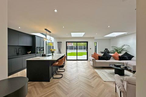 42 Rennison Drive, Wombourne, Wolverhampton, WV5 9HW