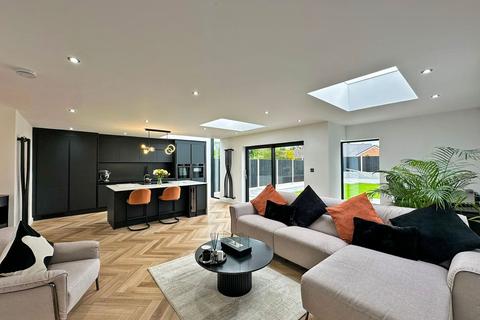 42 Rennison Drive, Wombourne, Wolverhampton, WV5 9HW