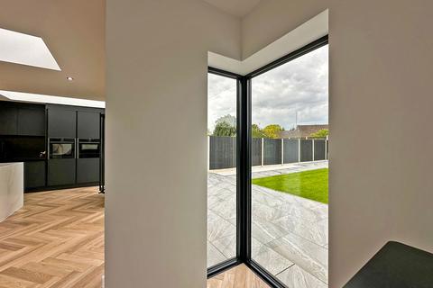 42 Rennison Drive, Wombourne, Wolverhampton, WV5 9HW