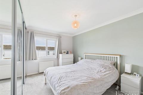 63 Warwick Road, Winklebury, Basingstoke, RG23 8DZ
