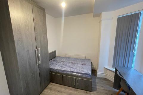 4 bedroom end of terrace house to rent, Beamish Close, Manchester M13