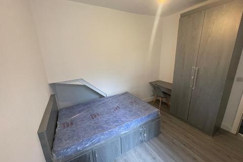 4 bedroom end of terrace house to rent, Beamish Close, Manchester M13