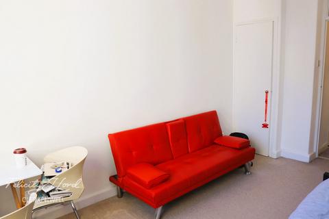 1 bedroom apartment to rent, Charterhouse Square, London