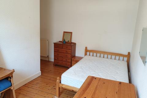 4 bedroom flat to rent, Brougham Street EH3