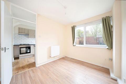 3 bedroom flat to rent, Clendon Way, London SE18