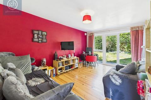 4 Lakeside Close, Ruislip, HA4 7UE