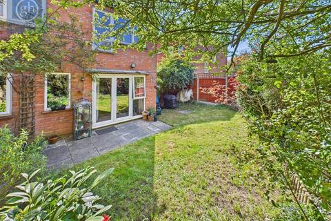4 Lakeside Close, Ruislip, HA4 7UE