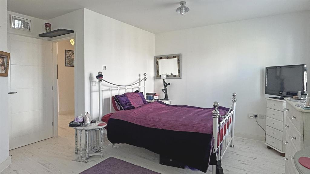 Bedroom 1 2 (2).jpg