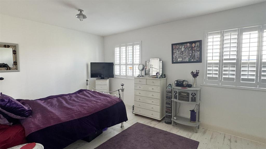 Bedroom 1 1.jpg