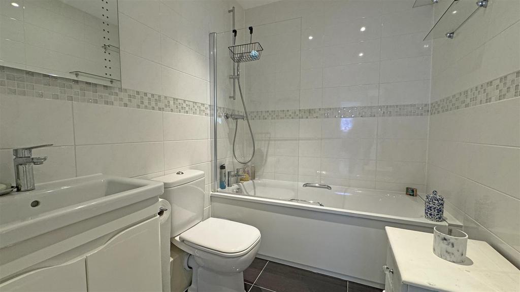 Bathroom 3.jpg