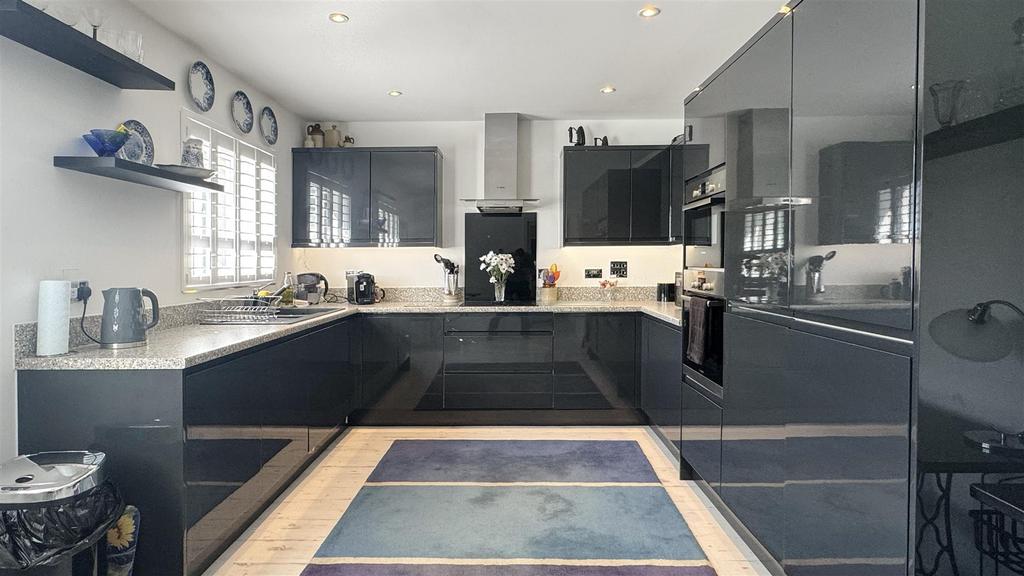 Kitchen 1.jpg